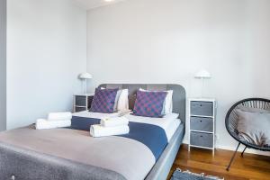 Ένα ή περισσότερα κρεβάτια σε δωμάτιο στο Mogilska Tower Apartments near Tauron Arena by InPoint