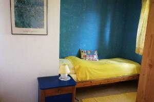 ein Schlafzimmer mit einem Bett und einem Tisch mit einer Lampe in der Unterkunft Ferienwohnung in Schleswig-Holstein, Hohn in Hohn
