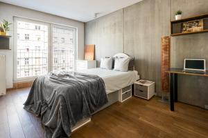 ヴロツワフにあるapartamenty-wroc Kurkowa 14のベッドと窓のある小さな寝室 +110枚の写真