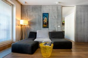 uma sala de estar com um sofá e uma mesa em apartamenty-wroc Kurkowa 14 em Breslávia