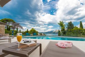 Bazén v ubytování Hotel Seventh nebo v jeho okolí