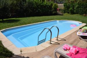 uma pequena piscina com uma mesa ao lado em Casa do Serrador em Vieira do Minho