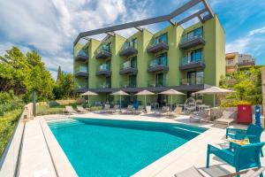Bazén v ubytování Hotel Seventh nebo v jeho okolí