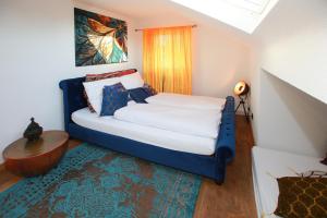 um pequeno quarto com uma cama azul num quarto em 1001 Nacht Bodensee em Kressbronn am Bodensee