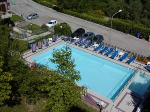 duży basen z leżakami i parking w obiekcie Hotel Tortorina w mieście Urbino +31 zdjęć