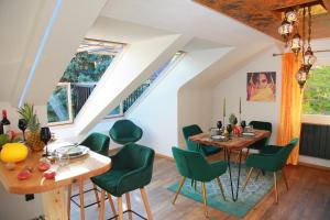 uma sala de jantar com uma mesa e cadeiras verdes em 1001 Nacht Bodensee em Kressbronn am Bodensee