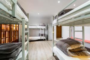 Tempat tidur susun dalam kamar di Albergue Mirador de Pedrouzo