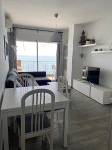 cocina y sala de estar con mesa y sillas en Mediterranean Suite First Line Beach Costa del Sol, en Fuengirola