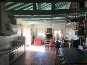 トレカバジェロスにあるEl Horno de la Aldegüelaのキッチン、リビングルーム(テーブル、椅子付)