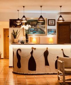 una cucina con bancone e gatti dipinti sopra di Hotel Pop a Cala Gonone
