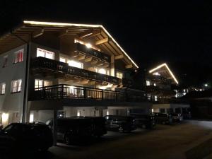 ein Gebäude mit nachts auf einem Parkplatz geparkt in der Unterkunft AlpinResort Kaprun 2 in Kaprun