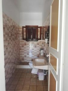 カシオピにあるDimitrakis Apartmentsのバスルーム(洗面台、トイレ付)