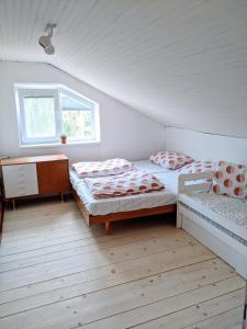 1 dormitorio con 2 camas individuales y ventana en The Magical Paths, en Kremnica