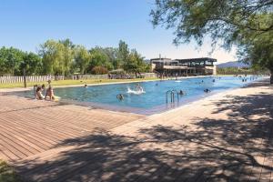 - une grande piscine avec des personnes dans l'établissement Rubina Resort, à Empuriabrava