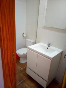 ein Badezimmer mit einem weißen Waschbecken und einem WC in der Unterkunft Preciosos atardeceres san marcos in Icod de los Vinos