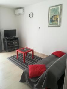 - un salon avec un canapé et une table rouge dans l'établissement Valki, à Poreč