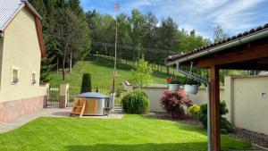 einen Hinterhof mit einem Pavillon im Gras in der Unterkunft Chalupa SIMIHOUSE in Nová Baňa