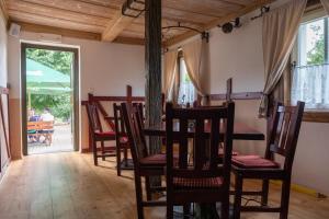 una sala da pranzo con tavolo, sedie e una porta di Penzion Vlčárna a Krásná Lípa