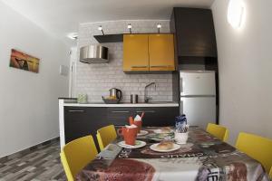 A kitchen or kitchenette at Geremy's boutique vivienda VV A-38-4-2068