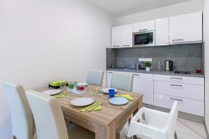 Kuchyňa alebo kuchynka v ubytovaní Apartmán A Harrachov + 3 fotografie