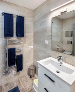 een badkamer met een wastafel en een spiegel bij Apartmán A Harrachov in Harrachov