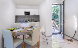 Kuchyňa alebo kuchynka v ubytovaní Apartmán A Harrachov