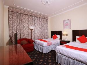 Säng eller sängar i ett rum på OYO 112 Semiramis Hotel
