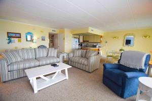 A kitchen or kitchenette at Harbour Island 302L