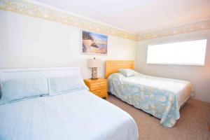 Una cama o camas en una habitación de Harbour Island 302L
