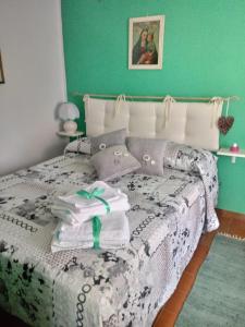 1 dormitorio con 1 cama con toallas en CASA ELISA (casa della nonna) en Montereggio