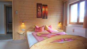 ヴェンスにあるFerienwohnung Gundolf - Astnerのベッドルーム1室(ピンクの枕が付いたベッド1台付)