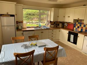 Kuchyň nebo kuchyňský kout v ubytování Errigal Lodge, Dunlewey + 23 fotografií
