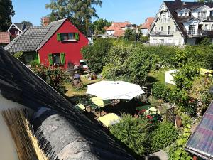 Aussicht vom Dach eines Hauses mit Regenschirm in der Unterkunft Zur Alten Filmkiste in Zingst