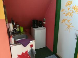 a small kitchen with a sink and a refrigerator at Zur Alten Filmkiste in Zingst