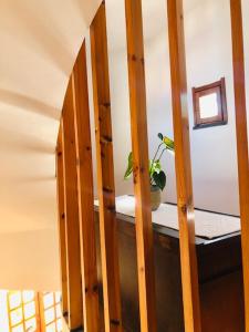 um quarto com uma mesa e um vaso de plantas em Hotel Pop em Cala Gonone