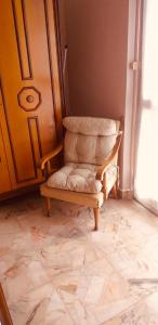 洛阿諾的住宿－Sea view Riviera Deluxe，坐在门旁的房间里坐的椅子
