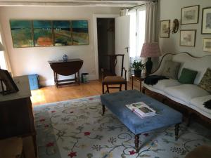 a living room with a couch and a table at Jaegerhaus at Schloss Bleichheim in Herbolzheim