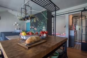 una cocina con mesa y un bol de fruta en House Erika, en Šilo