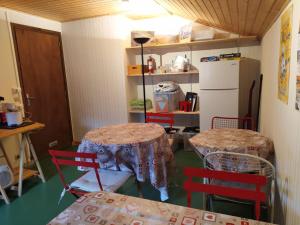Kuchyň nebo kuchyňský kout v ubytování CHARDON BLEU Appartement chambre cuisine coin à manger sanitaires salle d'eau