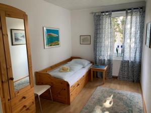 Schlafzimmer mit einem Bett und einem Fenster in der Unterkunft Haus Hoogelucht - Ferienwohnung in Langeoog