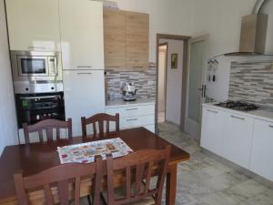A kitchen or kitchenette at La Mimosa Chic