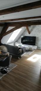 ein Wohnzimmer mit einem Sofa und einem Tisch in der Unterkunft Loft 2020 Hirmer in Zirndorf