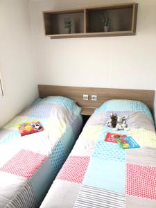 twee bedden naast elkaar in een slaapkamer bij Mobil home excellence le lac des rêves 4* LATTES in Lattes