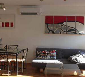 een woonkamer met een bank en een tafel bij SENTIR VIC in Vic