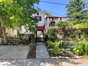 a house with a garden and a walkway at Flower house in Chorefto