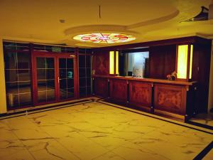 Hotel Holidays في سووبيتسه: غرفة فارغة مع أرضية بلاط صفراء وسقف