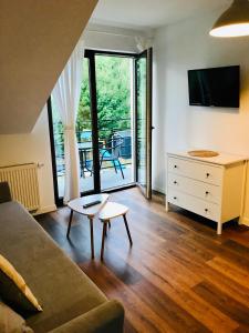 TV a/nebo společenská místnost v ubytování Apartament z balkonem blisko plaży