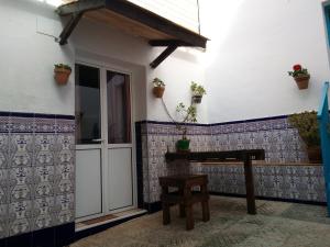 dom z płytkami na ścianie i stołem w obiekcie CASA VASCO w mieście Jerez de los Caballeros