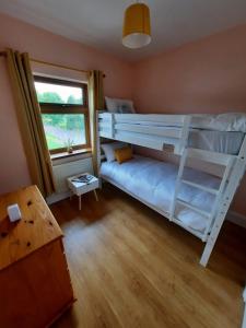 バリナにあるLovely ballina townhouseの二段ベッド2台と窓のある寝室