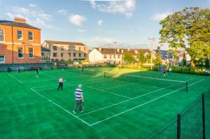 un grupo de personas jugando al tenis en una pista de tenis en Waterfront View Apartment, en Carrick on Shannon